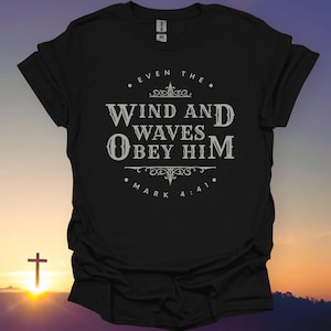 Zelfs de wind en de golven gehoorzamen hem T-shirt - Mark 4:41 christelijk schrift T-shirt, inspirerend shirt bijbelvers, op geloof gebaseerde kleding