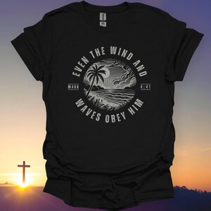 Zelfs de wind en de golven gehoorzamen hem T-shirt, christelijk bijbelvers T-shirt, religieus grafisch T-shirt, op geloof gebaseerde en inspirerende christelijke kleding