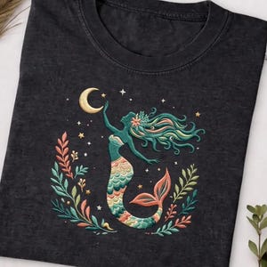 Comfort Colors セレスティアルマーメイド刺繍Tシャツ、神話の海の女神Tシャツ、月と星のTシャツ、魅惑の海の自然シャツ