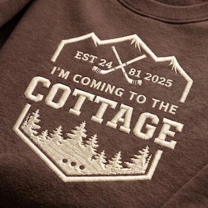 Broderad "Coming To Cottage"-skjorta för fjäll, rund halsringning med skogsstugamotiv, tröja med tallmotiv för utomhusäventyr, campinggåva