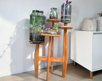 Suporte para plantas em madeira maciça: expositor de interiores moderno de meados do século XX com vários níveis.