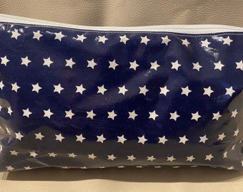 Trousse de toilette bleue avec étoiles en plastique