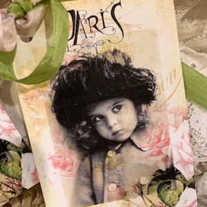 Étiquettes en papier cartonné Paris 1928*Notre dernière création*Pepper our darling French girl*Rubans de reliure à couture vintage*Quatre étiquettes