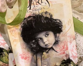 Etiquetas de cartulina de París de 1928 * Nuestra última creación * Pepper, nuestra querida chica francesa * Cintas de costura vintage * Cuatro etiquetas