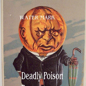 Puede incluir: Una postal vintage de Halloween con un personaje de dibujos animados con cabeza de calabaza. El personaje lleva un abrigo negro y pantalones rojos y blancos. El texto de la postal dice "Mr. Squash and his WICKED CONCOCTION Deadly Poison Beware".