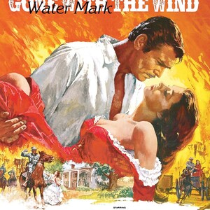 Op de afbeelding: Een vintage filmposter voor de film "Gone With The Wind" met Clark Gable en Vivien Leigh. De poster heeft een rode, oranje en gele achtergrond met een scène van de twee acteurs die elkaar omhelzen.