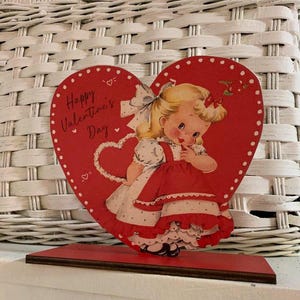VALENTINE schooltafelblad hout Valentine (b) Shelf sitter*GIRL rode en witte jurk houdt Valentine op haar rug*HAPPY Valentine's Day*
