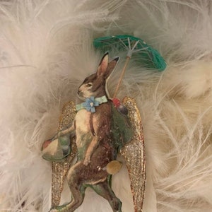 Conejo de PASCUA/Primavera * Adorno de conejito * Cortado a mano en dos capas * Plumas esponjosas * Reforzado * Robusto * Fuerte * Alas plateadas hechas a mano * Alas de plumas reales