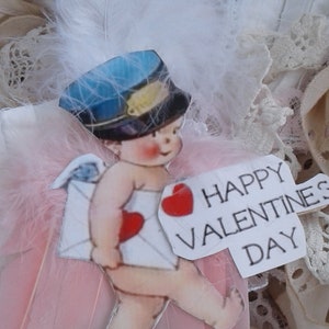 Valentine Dan Cupid*Él es el cartero y lleva un gran sobre sellado*FELIZ Día de San Valentín es su mensaje*Adorno