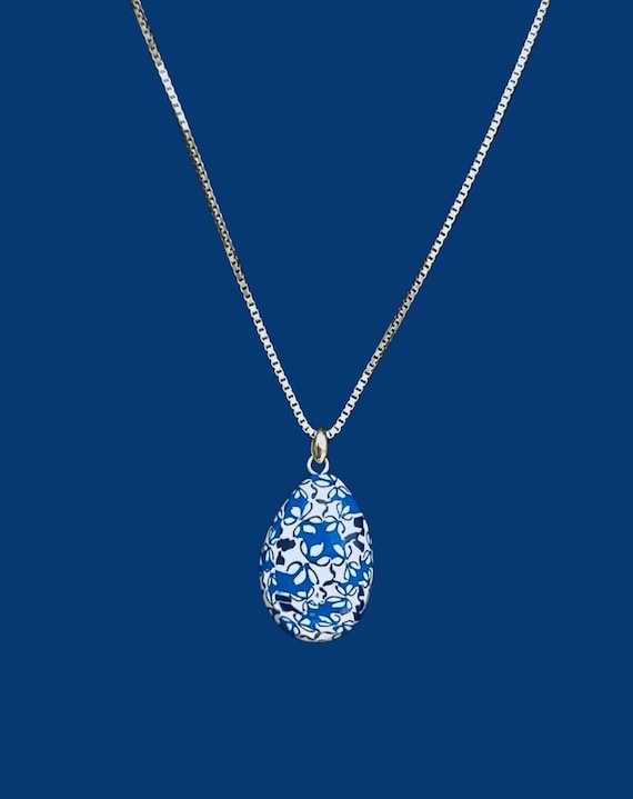 Small teardrop pendant necklace