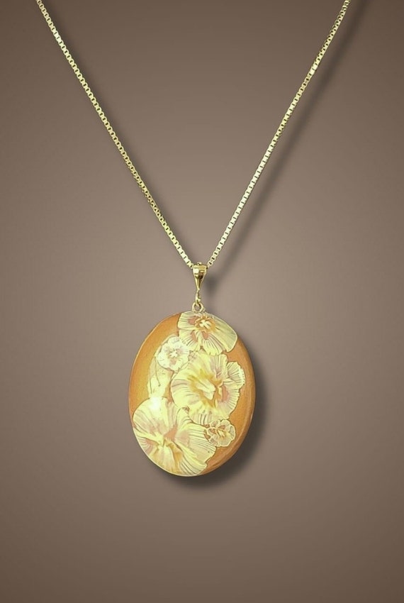 Daffodil pendant necklace