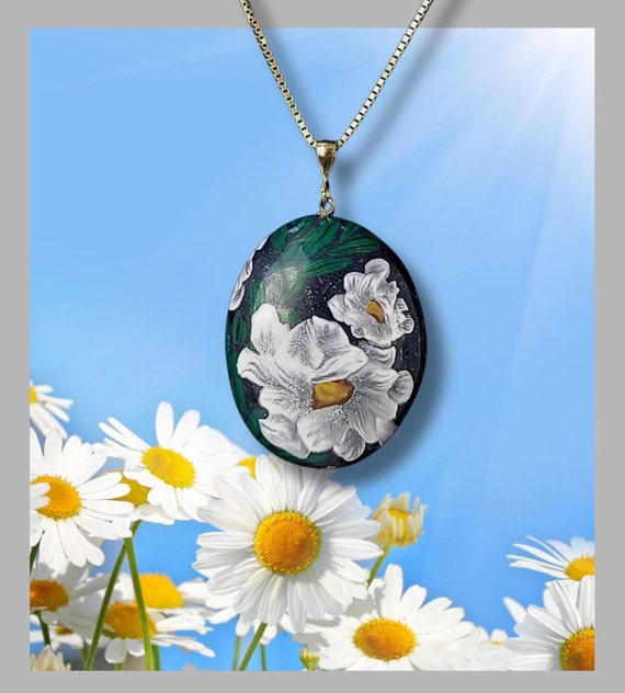 Daisy with foliage oval pendant necklace