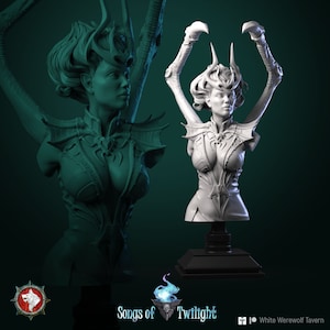 Puede incluir: Un busto de escultura pintado de blanco de una figura femenina con una corona y alas. La figura lleva un traje ornamentado y detallado. El busto está sobre una base negra. La escultura se titula "Songs of Twilight".