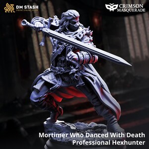 Puede incluir: Figura detallada de un guerrero en pose dinámica, sosteniendo una gran espada. La figura es predominantemente gris con acentos rojos, con armadura y una máscara. La base es texturizada, y el texto "Mortimer Who Danced With Death Professional Hexhunter" es visible.