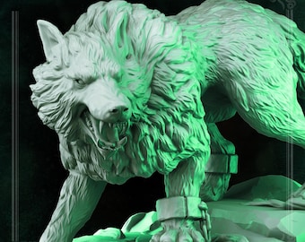 Puede incluir: Una escultura detallada, teñida de verde, de un lobo gruñendo con dientes y pelaje visibles. El lobo está de pie sobre una base rocosa, con el texto "The Mirror Maze" y "Primal Collectibles". Las patas del lobo están atadas con grilletes de metal.