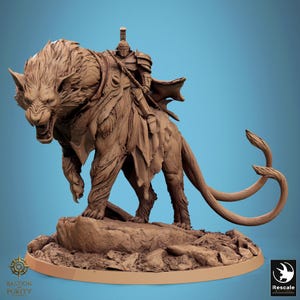 Pode incluir: Escultura castanha detalhada de um guerreiro montado numa grande criatura felina. O guerreiro está blindado e a criatura tem uma longa cauda curva. A escultura está sobre uma base rochosa com o texto "Bastion Purity" e "Rescale".
