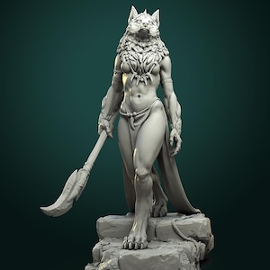 Pode incluir: Escultura detalhada, em tons de cinza, de uma guerreira lobo humanoide. A figura é musculosa, com cabeça de lobo e pelo ao redor do pescoço e braços. Ela segura uma lança e usa um tapa-sexo e braceletes. A escultura está sobre uma base rochosa.