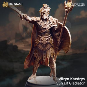 Puede incluir: Una detallada figura de Vilryn Kaedrys, un Gladiador Elfo del Sol, sosteniendo una espada y una lanza. La figura está vestida con una armadura ornamentada con un casco y una capa. La base tiene los logotipos DM STASH y Elves of the Golden Sun.