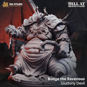 Puede incluir: Figura detallada en tonos grises de un demonio, sentado e imponente. La figura tiene grandes alas, cuernos y armadura, con el texto "Bodge the Ravenous Gluttony Devil" en la parte inferior. El logo "Hell at Heaven's Gate" está en la parte superior derecha.
