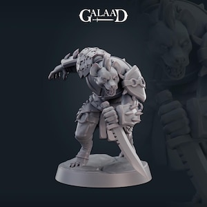 Könnte beinhalten: Eine graue, detaillierte Miniaturfigur eines hyänenartigen Wesens, das eine Rüstung trägt und einen Dolch hält. Die Figur ist in einer dynamischen, angreifenden Pose dargestellt.