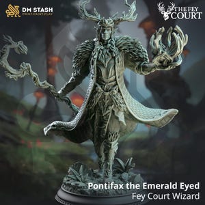 Op de afbeelding: Een gedetailleerd beeldje van Pontifax the Emerald Eyed, een Fey Court Wizard. De figuur staat in een dynamische pose, draagt een lange jas en geweien. De figuur is groen en heeft de tekst "DM STASH PRINT.PAINT.PLAY" en "THE FEY COURT".