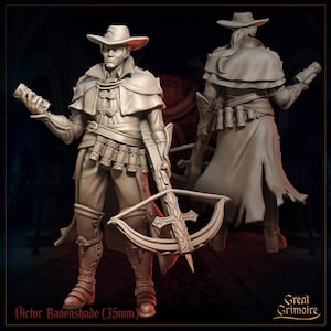 Puede incluir: Una figura en miniatura detallada de un personaje que sostiene una ballesta y un rollo. La figura está pintada en color gris claro y lleva un abrigo largo, un sombrero y botas. La figura está de pie sobre un fondo oscuro. El texto "Victor Ravenshade (35mm)" es visible en la parte inferior de la imagen.