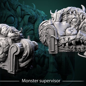 Può includere: Un divano grigio scolpito a tema mostro con una testa di mostro sullo schienale e un mostro che dorme sul sedile. Il divano ha un cuscino e un narghilè.