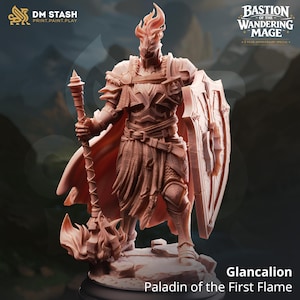 Puede incluir: Una detallada figura de Glancalion, Paladín de la Primera Llama, sosteniendo un báculo y un escudo. La figura está en una pose dinámica, vistiendo una armadura y una capa. La figura es de color marrón rojizo y se encuentra sobre una base rocosa. Incluye el texto "DM STASH PRINT.PAINT.PLAY" y "BASTION OF THE WANDERING MAGE".