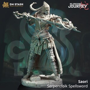 Puede incluir: Una figura en miniatura gris sin pintar de una espadachín serpentfolk. La figura sostiene una espada con un diseño de serpiente. La figura está de pie sobre una base circular. El texto "Saori Serpentfolk Spellsword" está impreso debajo de la base.