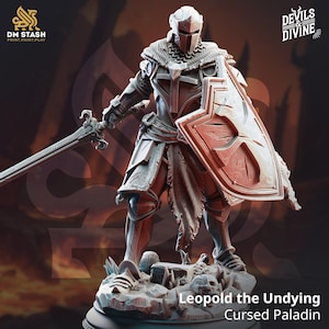 Puede incluir: Una miniatura detallada de un paladín maldito, Leopoldo el Inmortal, de pie sobre una base rocosa con cráneos. El paladín lleva una armadura completa con un gran escudo y una espada. La miniatura está pintada en un esquema de colores gris y rojo.