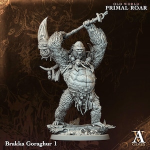 Könnte beinhalten: Detaillierte graue Figur von Brakka Goraghur 1, einem gorillaähnlichen Wesen aus der Serie "Old World Primal Roar". Die Figur hält eine große Axt über ihrem Kopf. Der Sockel der Figur ist mit kleinen Schädeln verziert.
