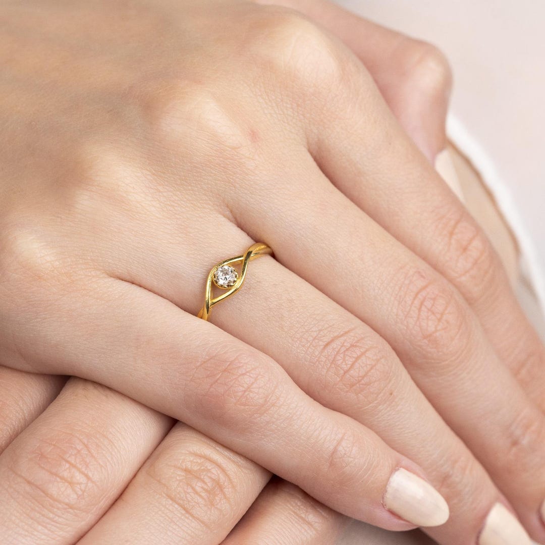 Donna Twist Ring Gold main image 1