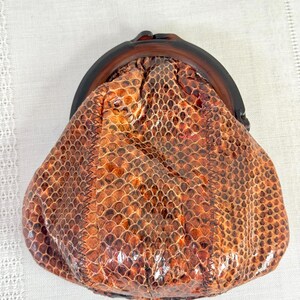 Cartera o monedero vintage de piel de serpiente marrón de los años 40, parte superior de baquelita, fabricado en Italia