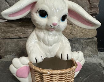 1980 年代のヴィンテージ キッチュな陶器のウサギとバスケット プランター