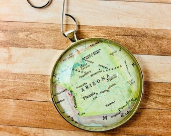 Arizona Map Christmas Ornament, el regalo perfecto de compromiso o anfitriona - hecho con mapas de mediados del siglo 20