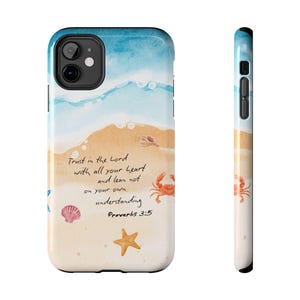 Könnte beinhalten: Eine Handyhülle mit einer Aquarell-Strandszene, Sand, Meereswellen, einer Krabbe, einem Seestern und Muscheln. Der Text lautet: Trust in the Lord with all your heart and lean not on your own understanding. Proverbs 3:5. Das Design ist von der Rückseite und der Seite zu sehen.