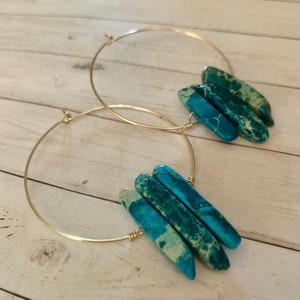 Boucles d&#39;oreilles créoles en jaspe océan bleu turquoise