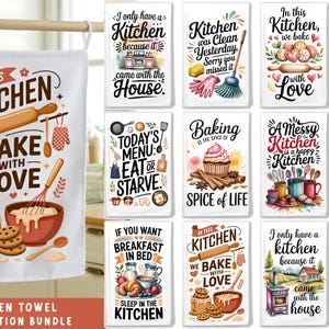 Puede incluir: Una toalla de cocina blanca con el texto "IN THIS KITCHEN WE BAKE WITH LOVE" e ilustraciones temáticas de repostería. La imagen también muestra varias otras toallas de cocina con varias citas e imágenes relacionadas con la cocina.