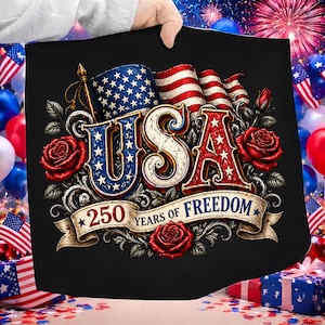 Könnte beinhalten: Ein schwarzes Quadrat mit einem patriotischen Design mit dem Wort "USA" in Rot, Weiß und Blau, mit einer amerikanischen Flagge und Rosen. Der Text "250 Years of Freedom" ist auf einem Banner zu sehen.