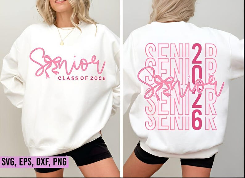 K&ouml;nnte beinhalten: Wei&szlig;es Sweatshirt mit rosa Text "Senior Class of 2026" auf der Vorder- und R&uuml;ckseite. Die Vorderseite zeigt ein kursives "Senior" mit einer Schleifengrafik. Die R&uuml;ckseite hat gestapeltes "Senior 2026" in Rosa.