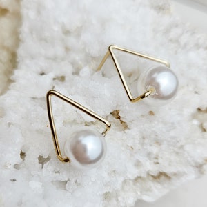 Gold Triangle Pearl Stud Earrings, Minimalist Geometric Earrings, Modern Bridal Jewelry, Simple Elegant Earrings, Dainty Gift for Her