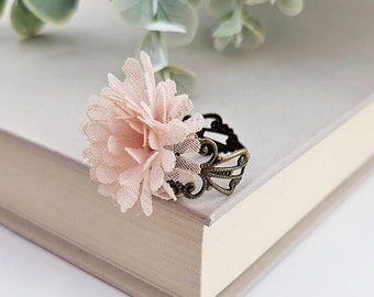 Rosa verstellbarer Stoff Ring, antikem Messing filigraner Schmuck, Geburtstagsgeschenk für sie