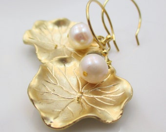 Gold baumeln Blatt Ohrringe, Natur inspiriert Schmuck, Statement Lotus Blume, Geschenk für sie