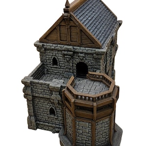 Peut inclure: Une miniature de bâtiment en pierre avec des murs en briques grises, un toit en bois marron aux tuiles sombres et un balcon en bois. La structure comprend des portes en arc, de petites fenêtres et une conception à plusieurs niveaux.