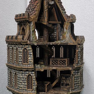 Peut inclure: Une maquette détaillée de tour de château avec une vue en coupe, révélant les détails intérieurs. La tour présente des murs en pierre, des poutres en bois et un toit en tuiles. La palette de couleurs comprend des nuances de marron, de gris et de beige.