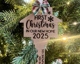 Adorno de madera para la primera Navidad en nuestro nuevo hogar