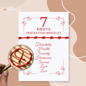 Könnte beinhalten: Ein rotes 7-Knoten-Schutzarmband. Die Karte lautet "7 Knots Protection Bracelet" mit den Worten "Freundschaft, Gesundheit, Sicherheit, Harmonie, Erfolg, Glück, Liebe". Eine Lupe zeigt eine Nahaufnahme des Armbands.