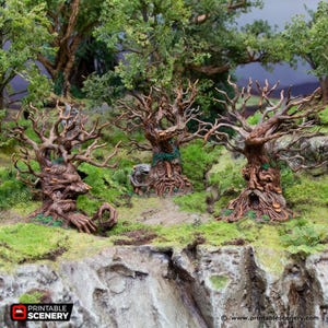 Peut inclure: Trois figurines d'arbres anthropomorphes, brunes et noueuses, avec des traits de visage sculptés et une écorce texturée, placées sur un terrain rocheux et moussu. Les arbres présentent des branches complexes et des champignons, logo PRINTABLE SCENERY.