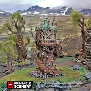Op de afbeelding: Een gedetailleerd 3D-geprint model van een boomhut met een groen en bruin dak, een houten balkon en een stenen gevel. De boomhut is omgeven door een basis van groen gras en bruine rotsen. De tekst "www.printablescenery.com" is zichtbaar in de rechterbenedenhoek van de afbeelding.