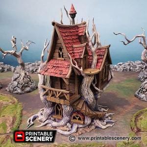 Op de afbeelding: Een gedetailleerd 3D-geprint model van een boomhut met een rood dak en houten muren. De boomhut is gebouwd in de stam van een grote boom met knoestige takken. Het model is geschilderd in realistische kleuren en texturen.